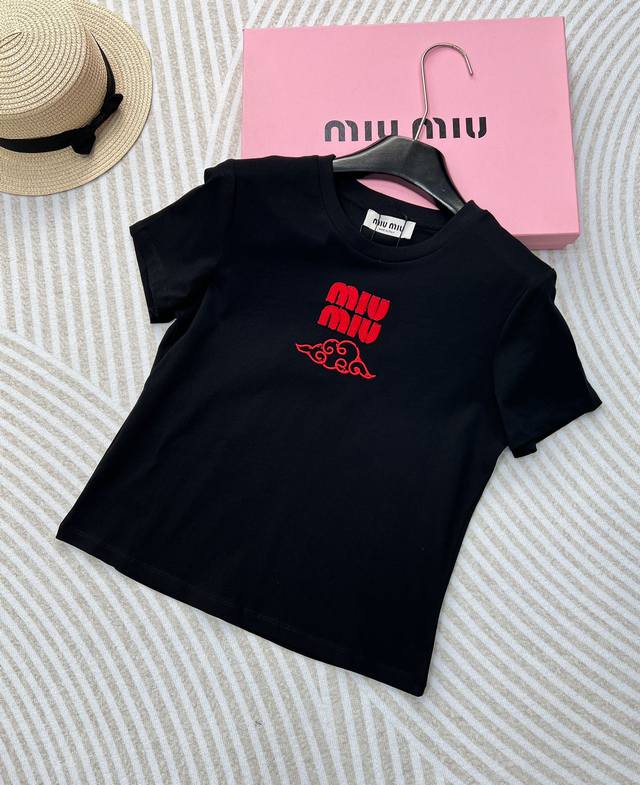 M I*Miu 24早春限定新品 超级精致的翻斗云刺绣短袖t恤 气质小短款少女风减龄又时髦 定位字母贴布刺绣logo低调奢华 经典版型百搭不挑人上身美的不要不要